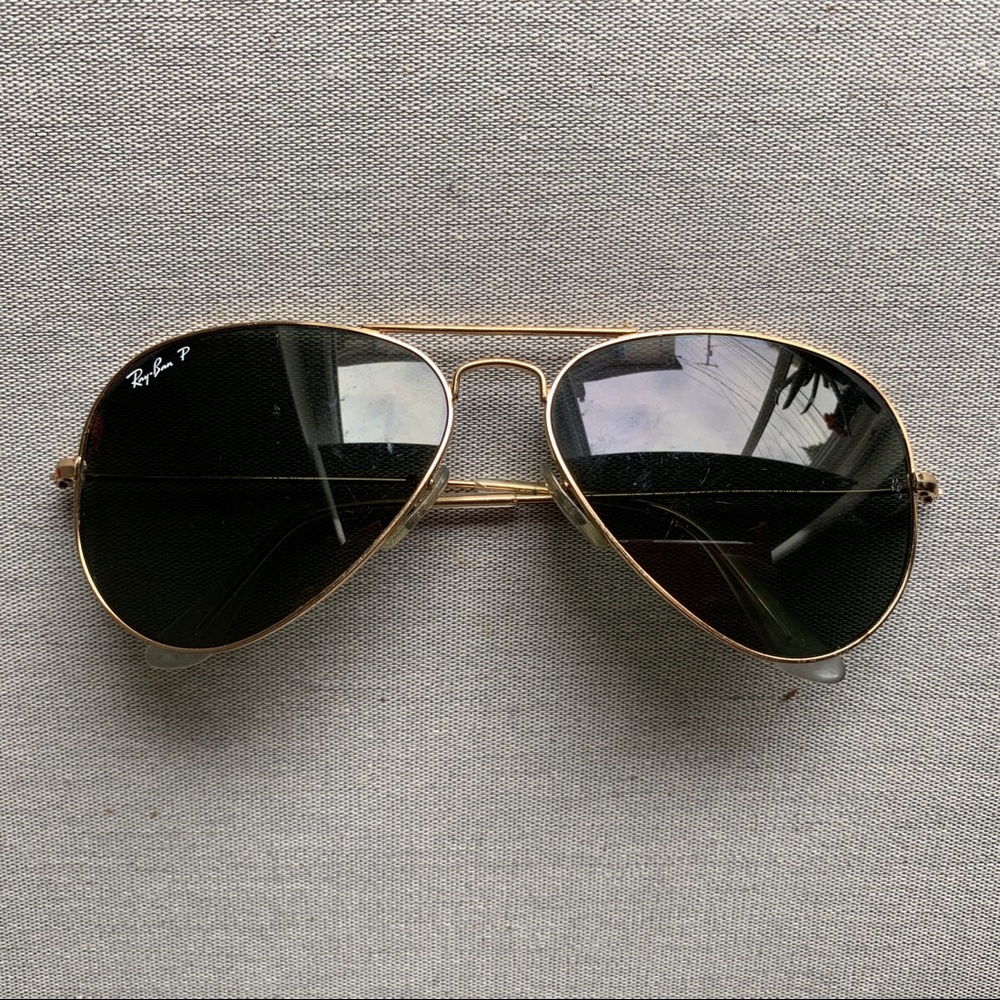 Aviator sunglasses with polarized lenses